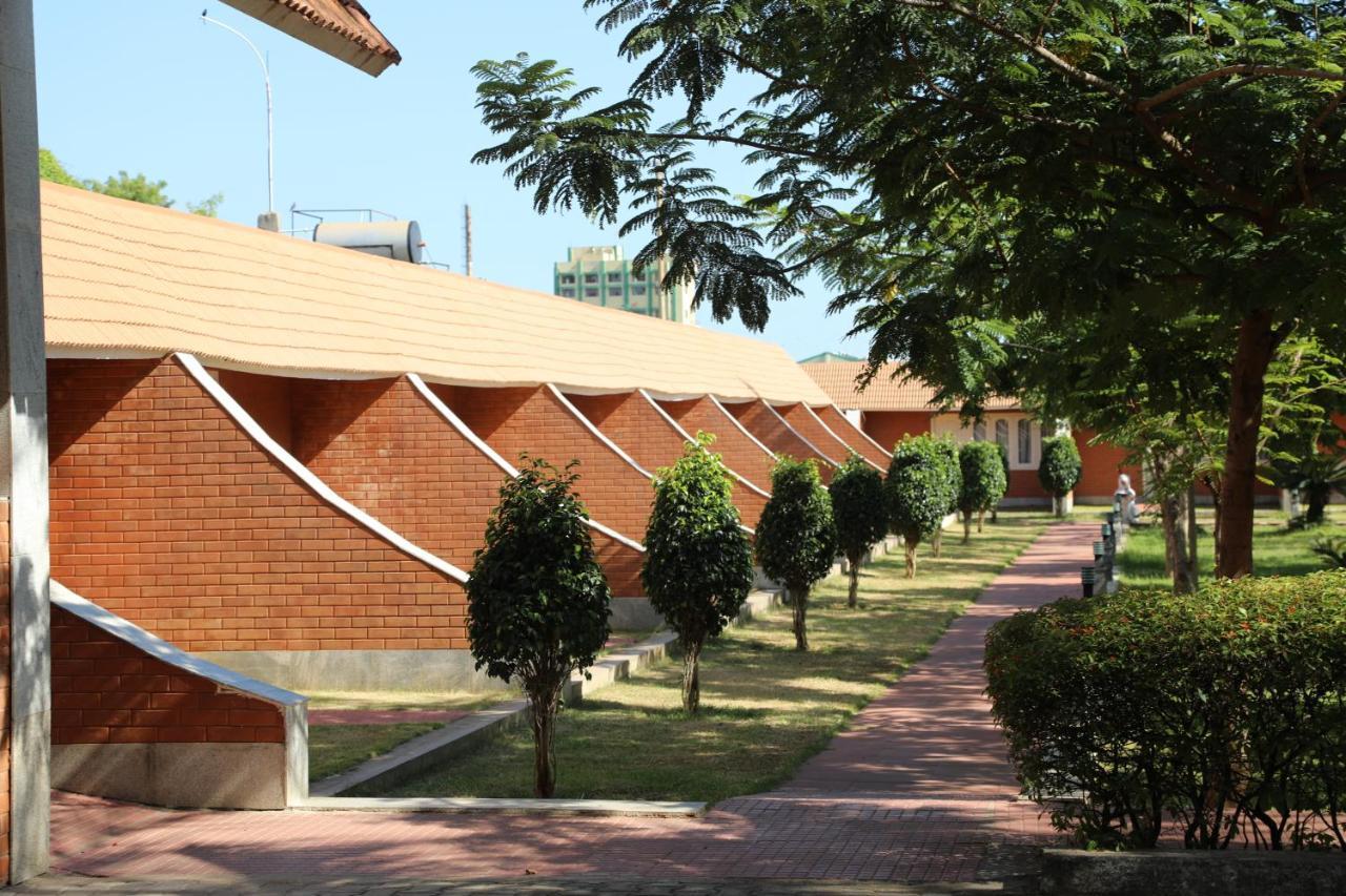 Celebrity Resort Chennai Tambaram Exterior foto